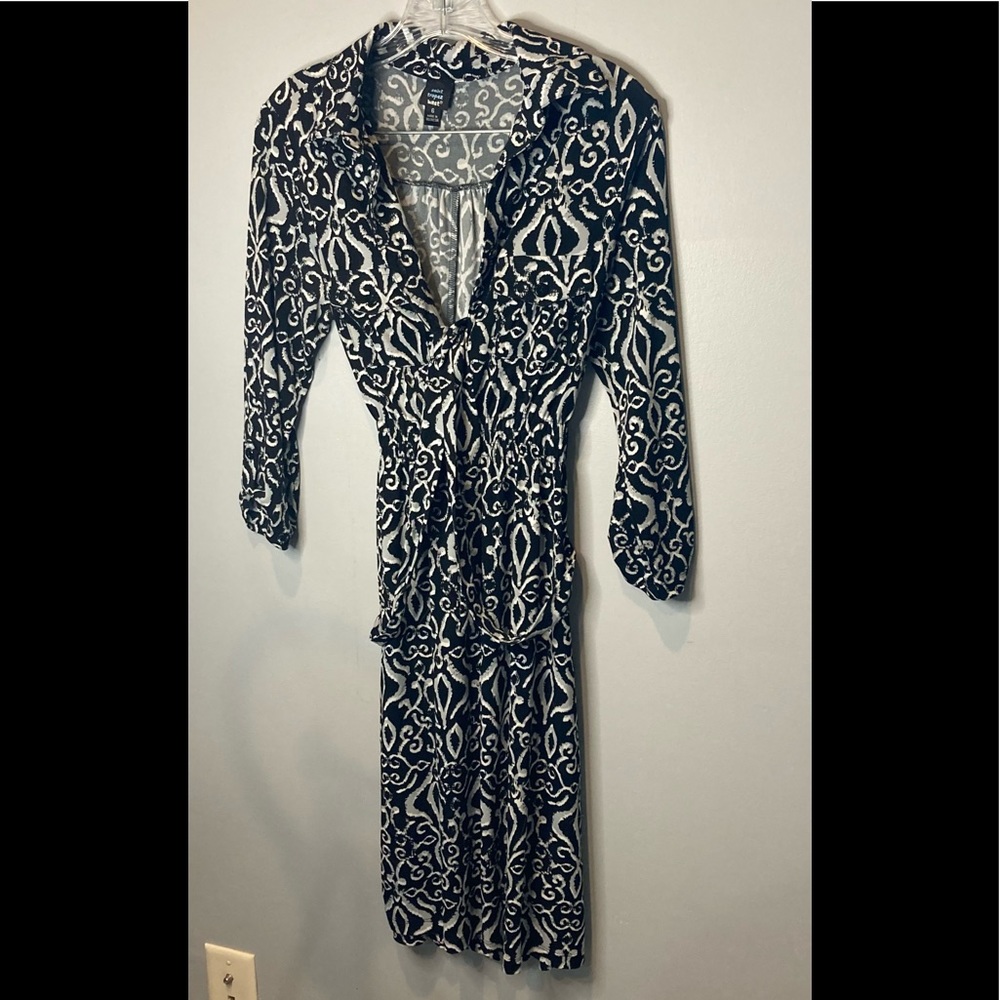 Mid-length sleeve tie dress - black, gray, and white
